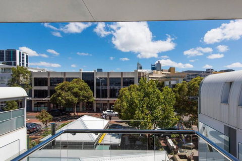 The Nest - Trendy Studio Near City Centre With Roof Terrace - Accommodation Gladstone 2