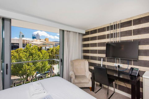 The Nest - Trendy Studio Near City Centre With Roof Terrace - Accommodation Gladstone 1