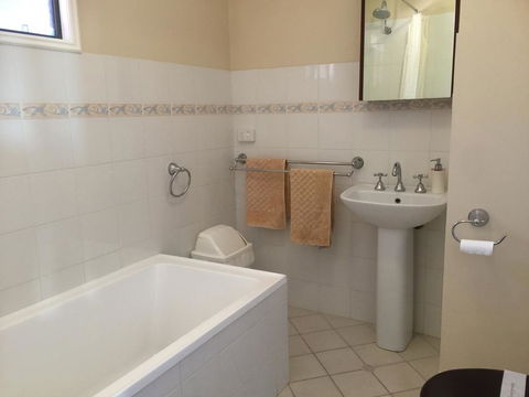 The Nosh & Nod - Howick Street - Accommodation Gladstone 1