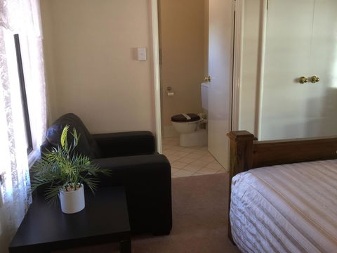 The Nosh & Nod - Howick Street - Accommodation Gladstone 2