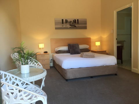 The Nosh & Nod - Howick Street - Accommodation Gladstone 0