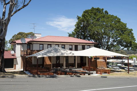 The Oaks Hotel - Accommodation Gladstone 0