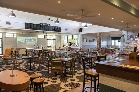 The Oaks Hotel - Accommodation Gladstone 1