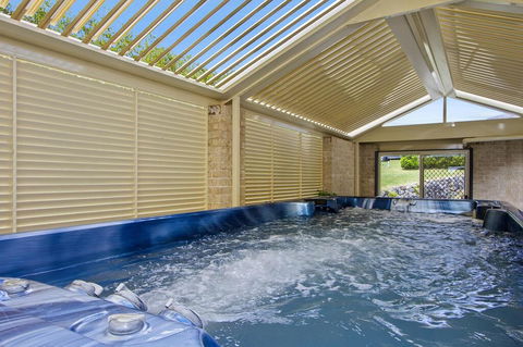 The Orient - Family & Pet Friendly - Huge Spa - Accommodation Gladstone 1
