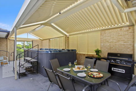 The Orient - Family & Pet Friendly - Huge Spa - Accommodation Gladstone 0