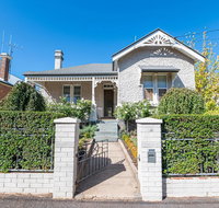 The Pearl on Prince  Stylish Cottage CBD Wifi - Accommodation Gladstone