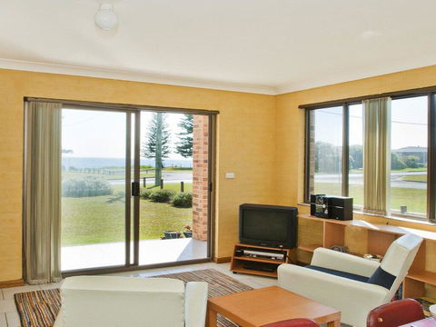 The Penguins Head - Across From The Beach - Accommodation Gladstone 3