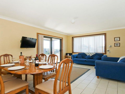 The Penguins Head - Across From The Beach - Accommodation Gladstone 1