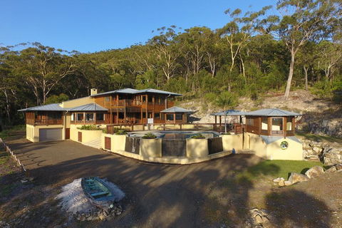 The Pool House - Accommodation Gladstone 2