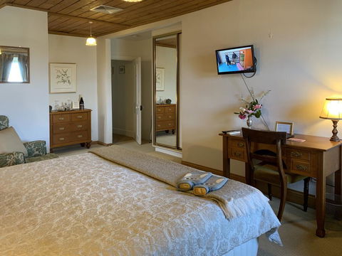 The Racecourse Inn - Accommodation Gladstone 1