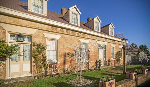 The Racecourse Inn - Accommodation Gladstone 0