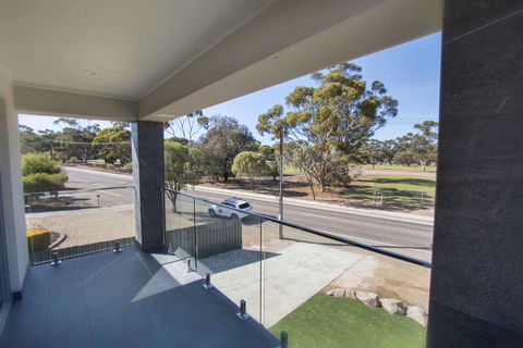 The Races Complex - Accommodation Gladstone 2