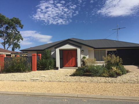 The Red Door - Accommodation Gladstone 0