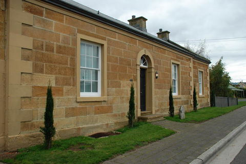 The Red Feather Inn - Accommodation Gladstone 1