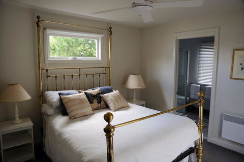 The Red Feather Inn - Accommodation Gladstone 0