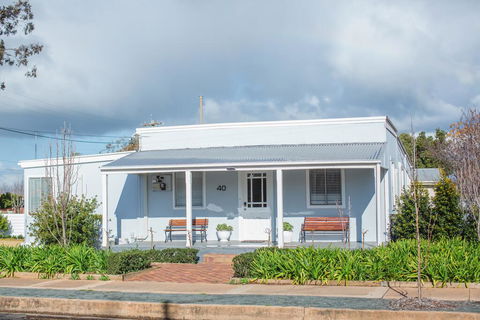 The Rested Guest 3 Bedroom Cottage West Wyalong - Accommodation Gladstone 0