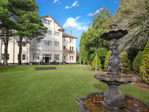 The Robertson Hotel - Accommodation Gladstone 1