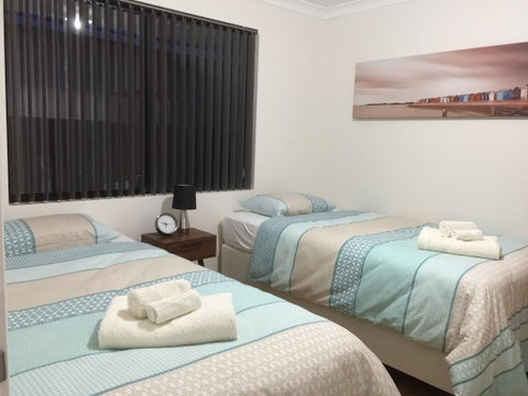 The Royal Dolphin Holiday Home - Accommodation Gladstone 2