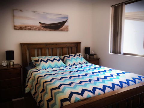 The Royal Dolphin Holiday Home - Accommodation Gladstone 1