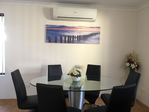 The Royal Dolphin Holiday Home - Accommodation Gladstone 3