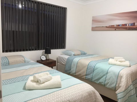 The Royal Dolphin Holiday Home - Accommodation Gladstone 2