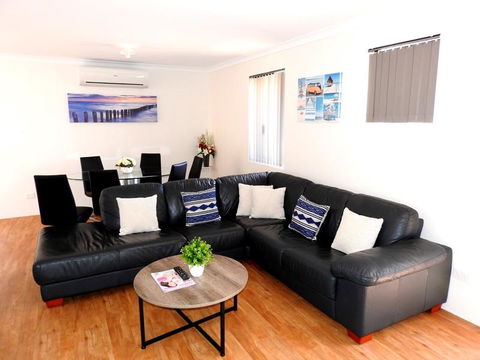 The Royal Dolphin Holiday Home - Accommodation Gladstone 0