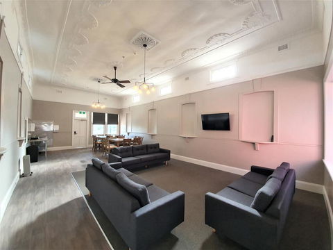 The Royal Hotel - Accommodation Gladstone 2