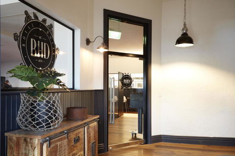 The Royal Hotel, Drouin - Accommodation Gladstone 0
