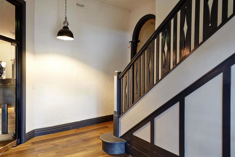 The Royal Hotel, Drouin - Accommodation Gladstone 2