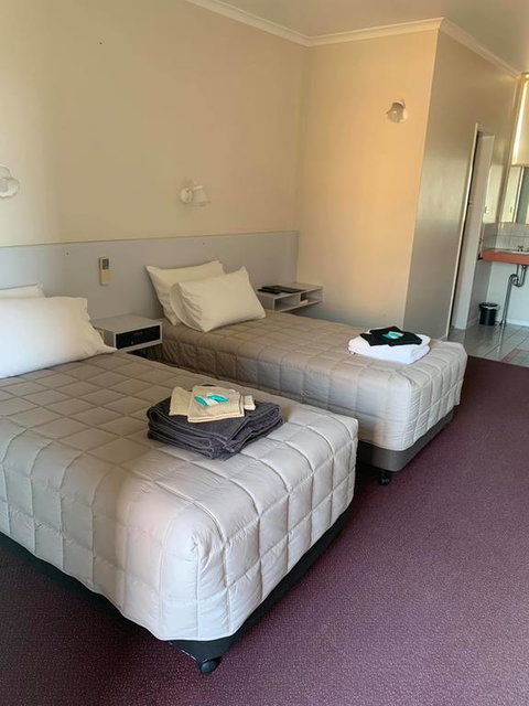 The Royal Motel - Accommodation Gladstone 1
