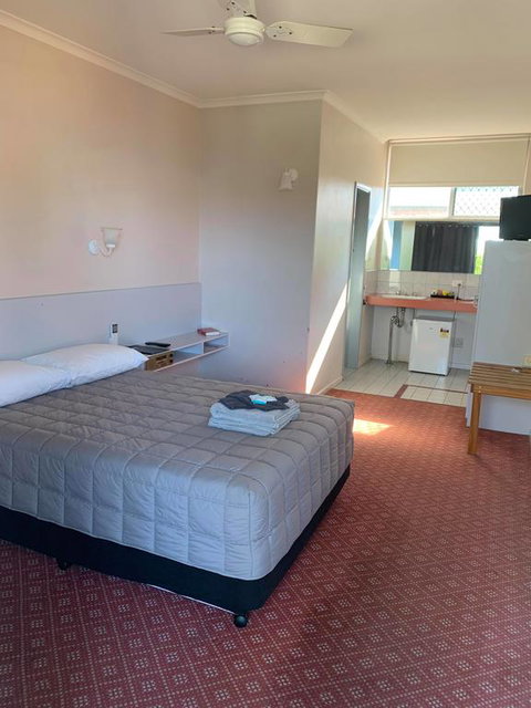 The Royal Motel - Accommodation Gladstone 0