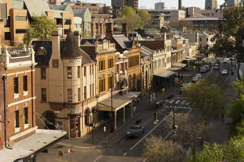 The Russell Hotel - Accommodation Gladstone 2