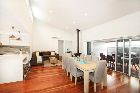 The Sands - Pet Friendly - 3 Min Walk To Beach - Accommodation Gladstone 0