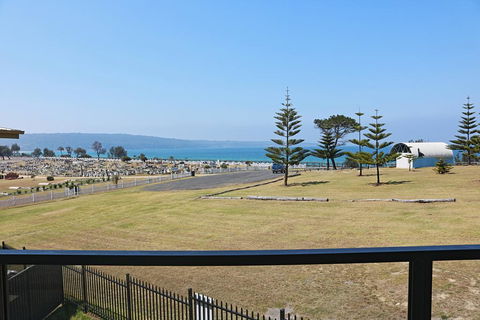 The Shore Break 6 Apartment - Accommodation Gladstone 1