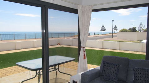 The Somerton Beach Retreat - Accommodation Gladstone 0