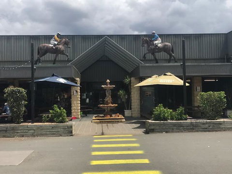 The Sportsman's Hotel - Accommodation Gladstone 0