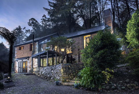 The Stone On The Hill - 3 Bedroom House - Accommodation Gladstone 0