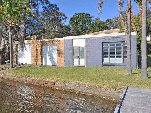 The Studio On The Lake @ Fishing Point, Lake Macquarie - Honestly Put The Line In And Catch Fish - Accommodation Gladstone 1