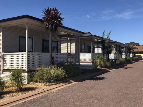 The Sundowner Cabin & Tourist Park - Accommodation Gladstone 0