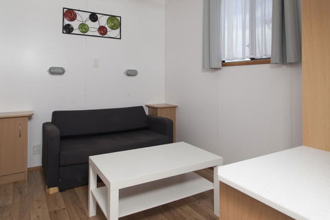 The Sundowner Cabin & Tourist Park - Accommodation Gladstone 2
