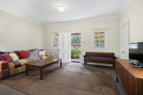 THE TEACHERS COTTAGE - Accommodation Gladstone 0
