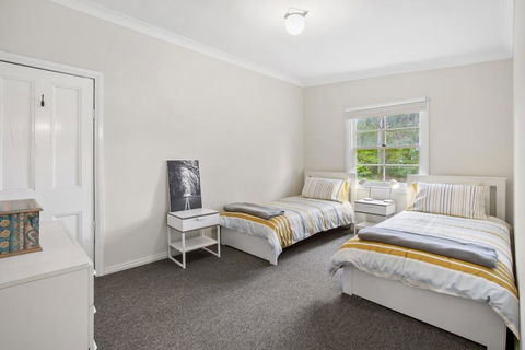 THE TEACHERS COTTAGE - Accommodation Gladstone 2