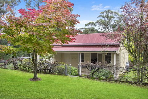 THE TEACHERS COTTAGE - Accommodation Gladstone 3