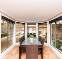 The Tinnock Entertainer Large  Comfy  Wifi - Accommodation Gladstone