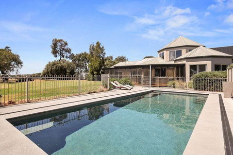 The Track House - Accommodation Gladstone 2