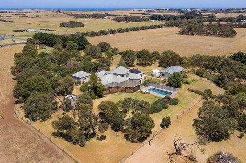 The Track House - Accommodation Gladstone 0