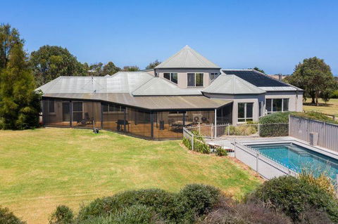 The Track House - Accommodation Gladstone 1