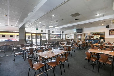 The Union Club Hotel - Accommodation Gladstone 2