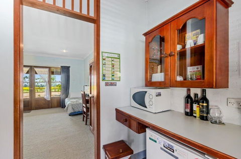 The Vineyard Motel - Accommodation Gladstone 1