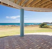 The Whale Watcher' 1/6 Birubi Lane - waterfront unit with stunning views level access - Accommodation Gladstone